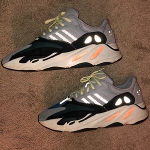 Yeezy 700 og wave runners like new lightley used